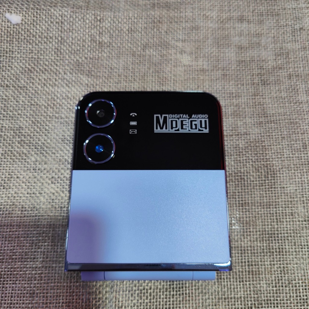 Điện thoại nắp gập Flipo4 bàn phím