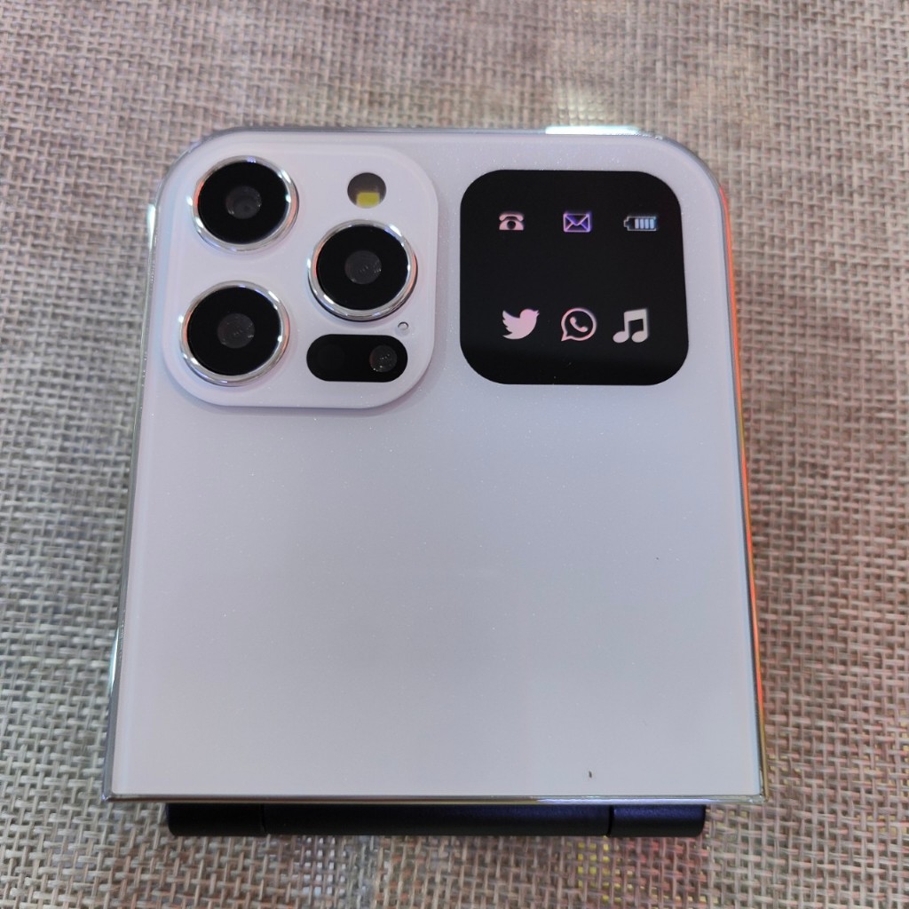 Điện thoại nắp gập i15pro bàn phím