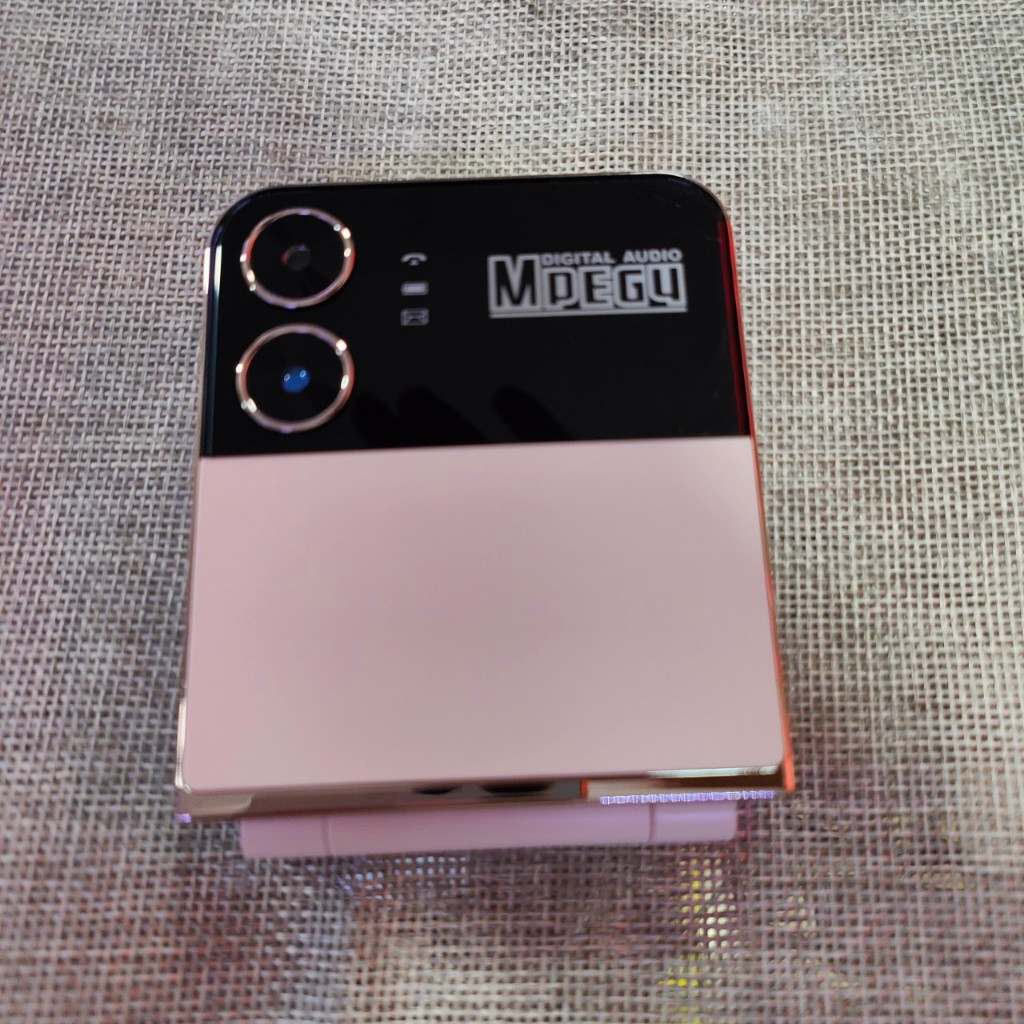 Điện thoại nắp gập i15pro bàn phím