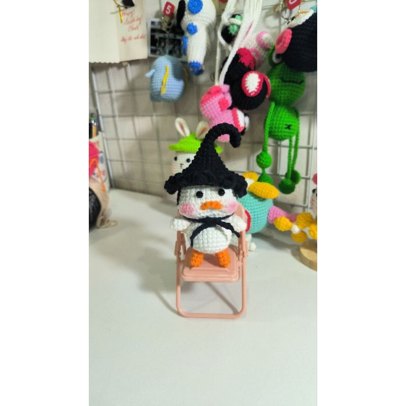 Móc khoá vịt đội mũ bằng len