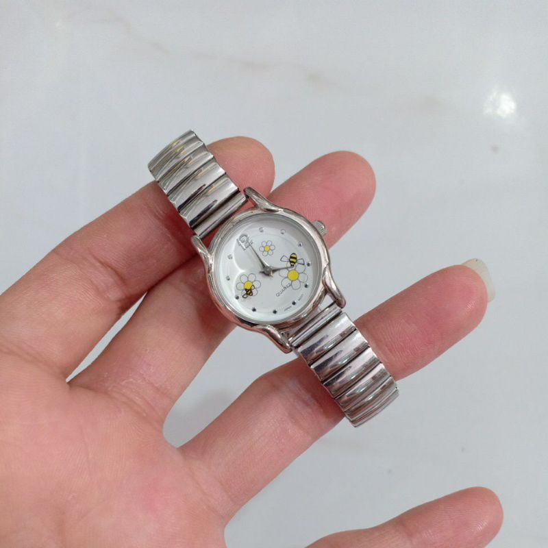 Đồng hồ si nhật nữ dây chun hiệu QUARTZ hình ong hoa độ mới cao 92%