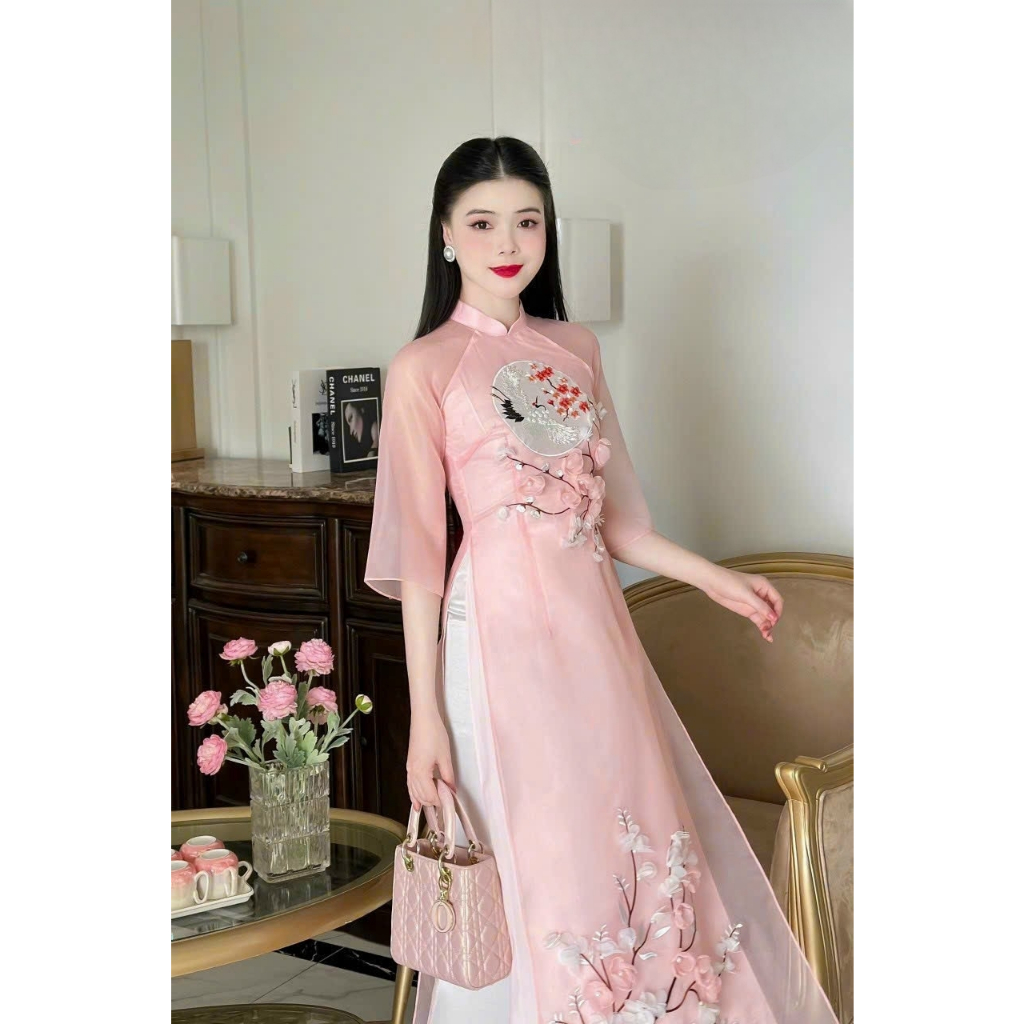 Áo dài tiểu thư thiết kế 4 tà, họa tiết vừa thêu vừa đính kết nổi cực kì tinh xảo- Áo dài Thiên Kim