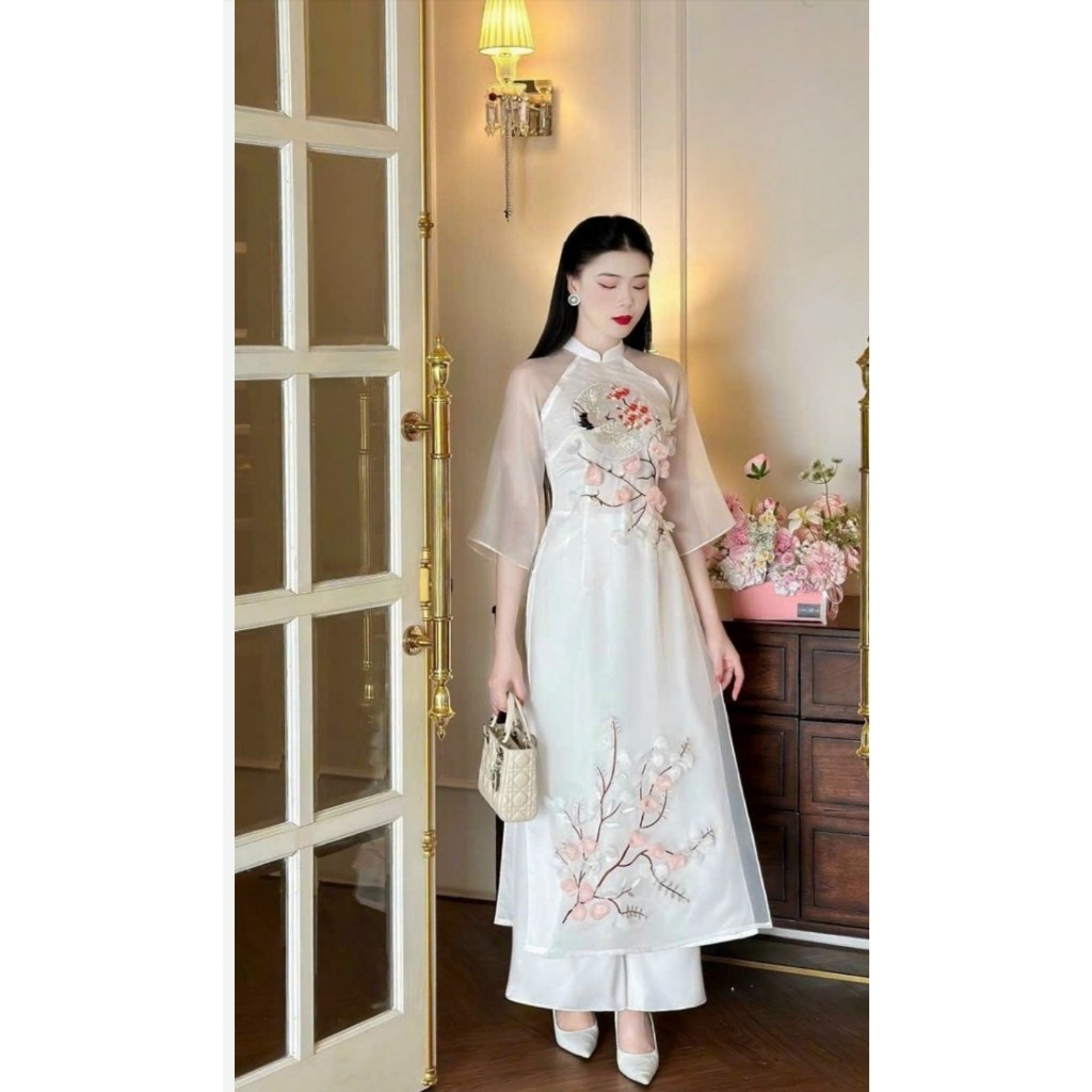 Áo dài tiểu thư thiết kế 4 tà, họa tiết vừa thêu vừa đính kết nổi cực kì tinh xảo- Áo dài Thiên Kim