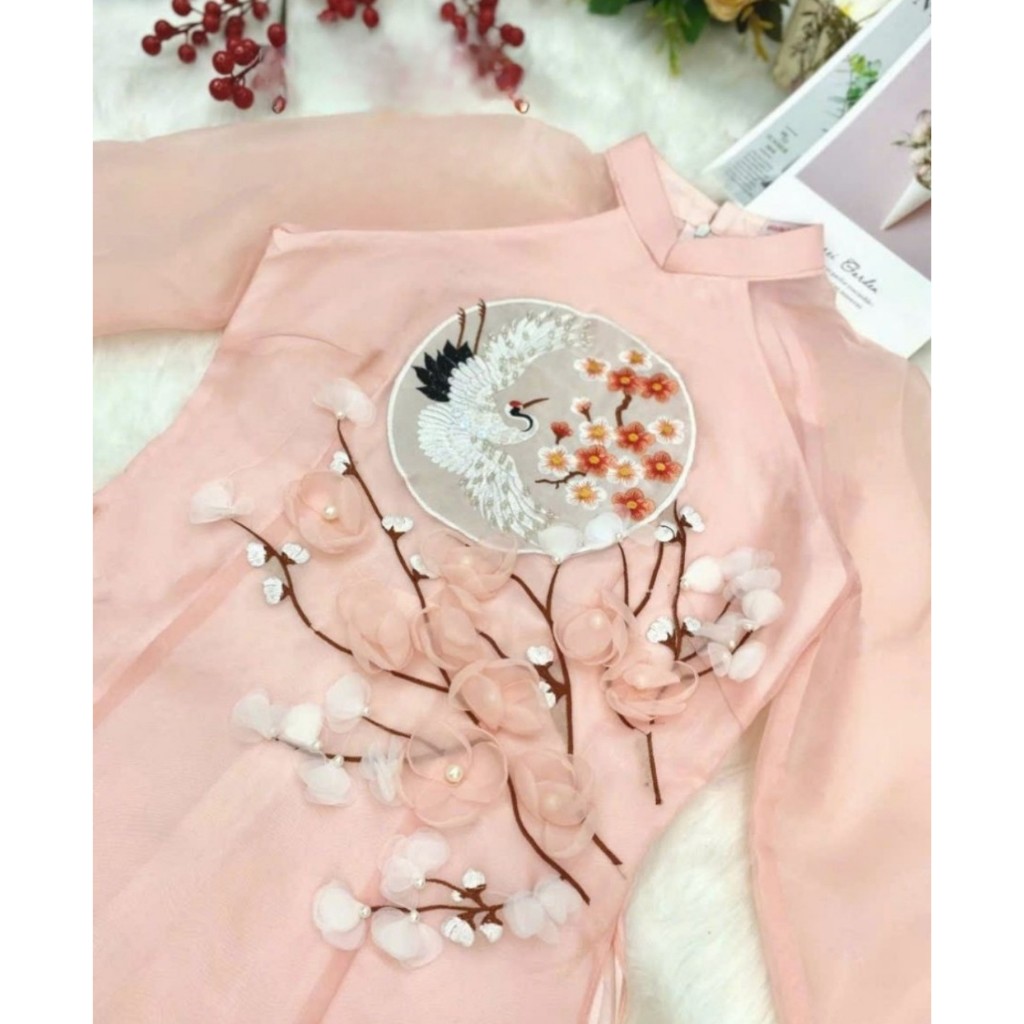 Áo dài tiểu thư thiết kế 4 tà, họa tiết vừa thêu vừa đính kết nổi cực kì tinh xảo- Áo dài Thiên Kim