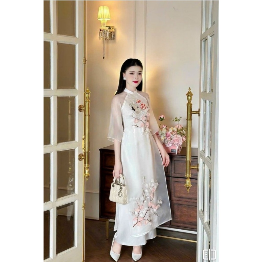 Áo dài tiểu thư thiết kế 4 tà, họa tiết vừa thêu vừa đính kết nổi cực kì tinh xảo- Áo dài Thiên Kim