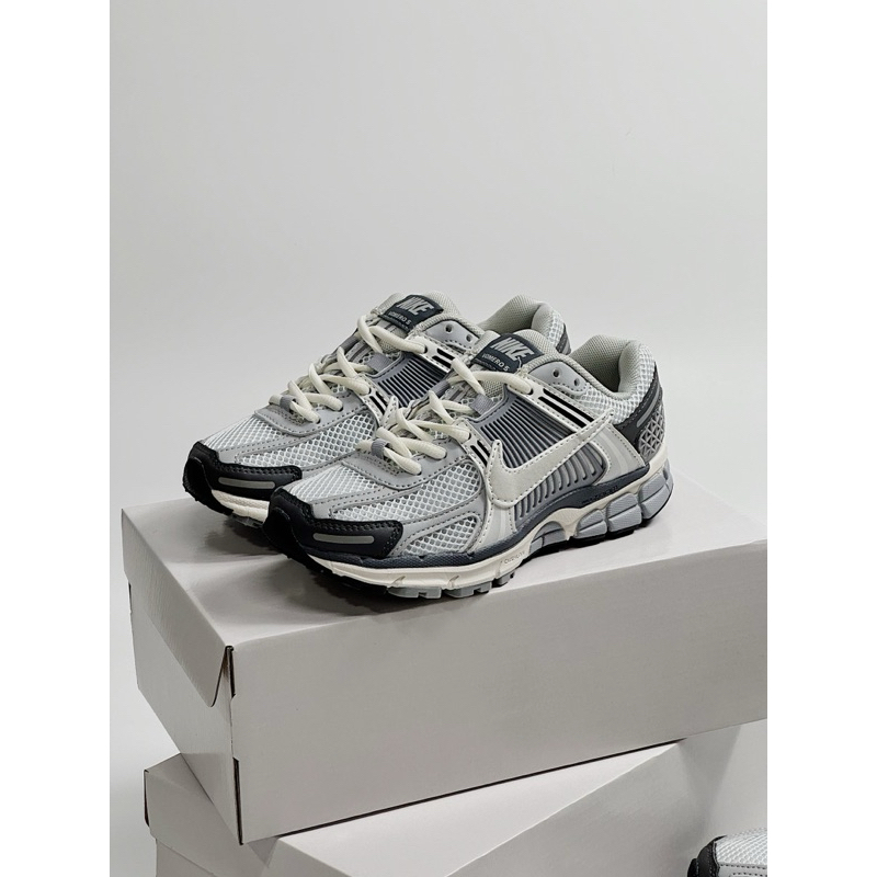 Giày thể thao N Vomero 5 Xám mới