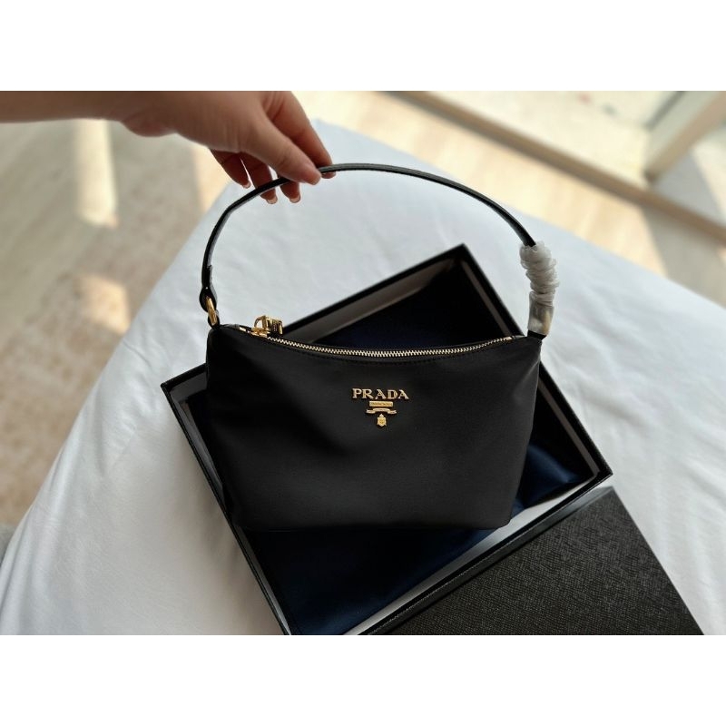 Túi xách Prada màu đen vải dù đặc trưng khóa vàng cực đẹp