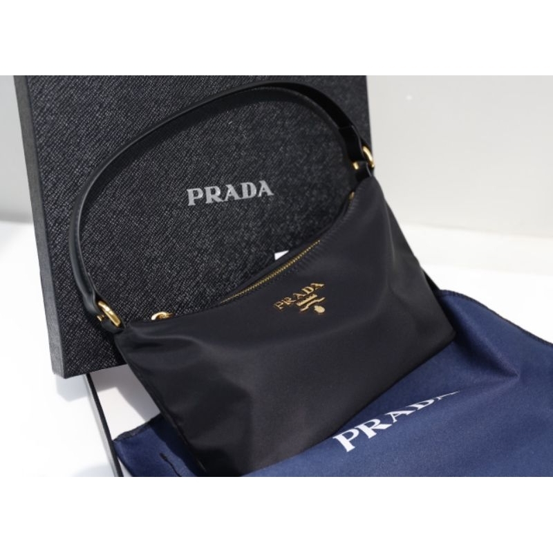 Túi xách Prada màu đen vải dù đặc trưng khóa vàng cực đẹp