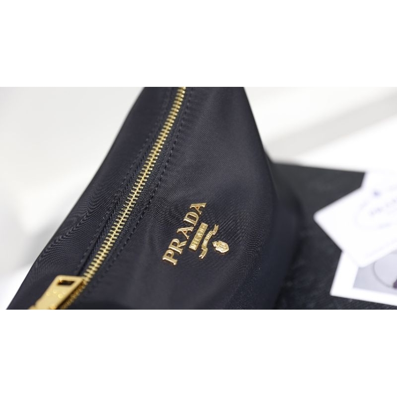 Túi xách Prada màu đen vải dù đặc trưng khóa vàng cực đẹp
