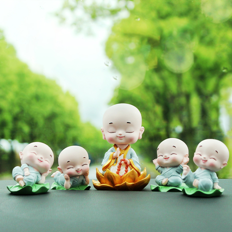 Tượng chú tiểu ngồi đài sen trang trí taplo ô tô,bàn làm việc may mắn bình an. Gốm cao cấp.