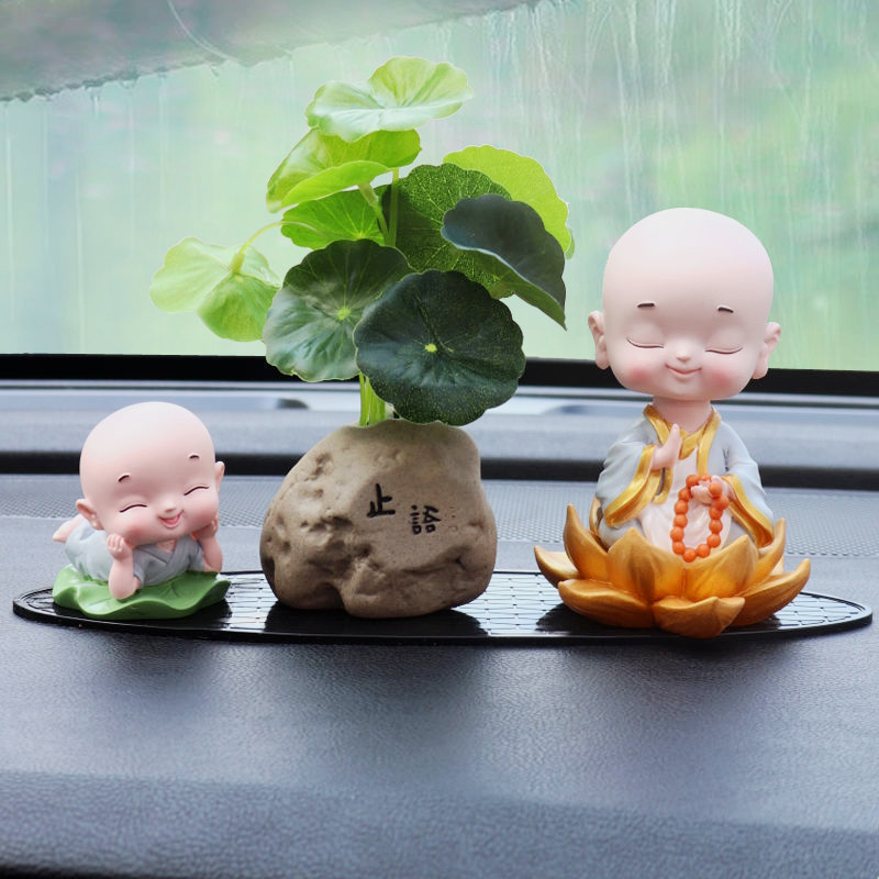 Tượng chú tiểu ngồi đài sen trang trí taplo ô tô,bàn làm việc may mắn bình an. Gốm cao cấp.