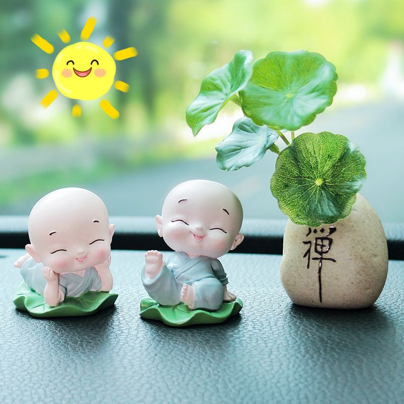 Tượng chú tiểu ngồi đài sen trang trí taplo ô tô,bàn làm việc may mắn bình an. Gốm cao cấp.