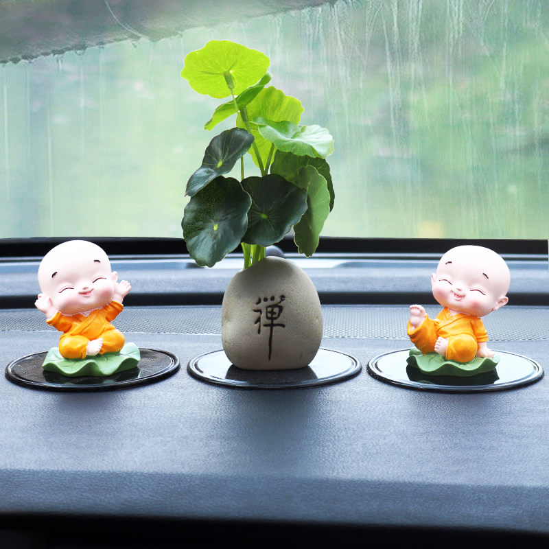 Tượng chú tiểu ngồi đài sen trang trí taplo ô tô,bàn làm việc may mắn bình an. Gốm cao cấp.