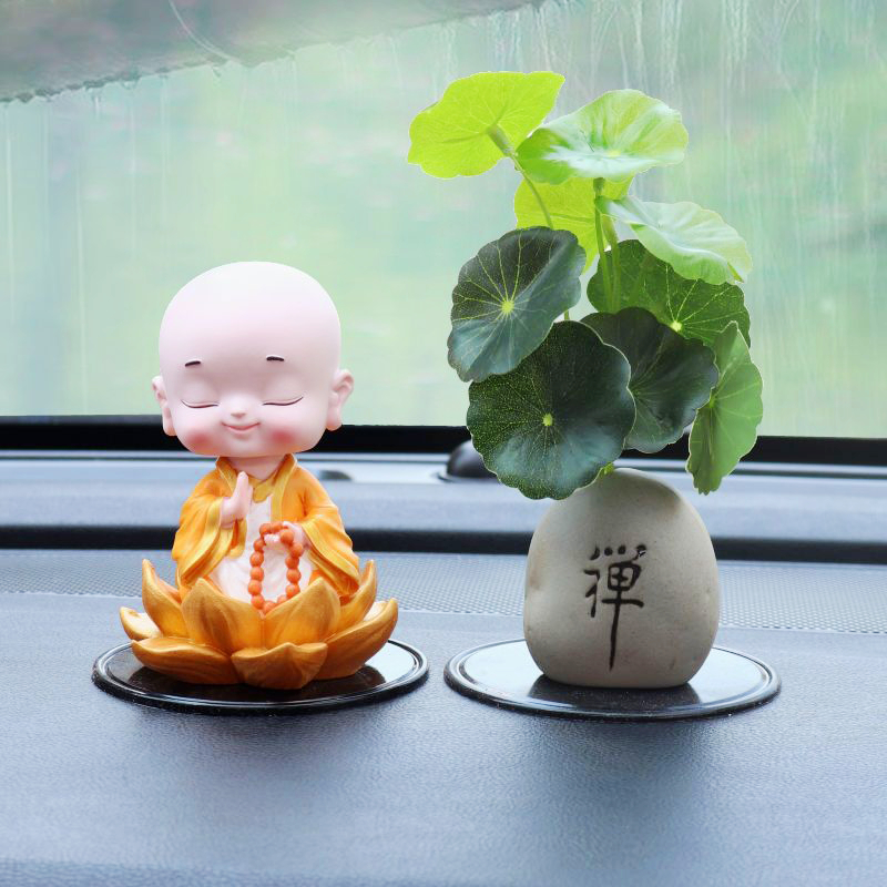 Tượng chú tiểu ngồi đài sen trang trí taplo ô tô,bàn làm việc may mắn bình an. Gốm cao cấp.