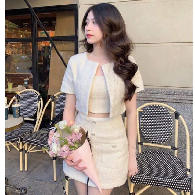 JENNYCLOSET | SET 3 MÓN : Áo khoác dạ tweed dáng crotop + Áo quây  + Chân váy chữ  A đính nơ đá tiểu thư