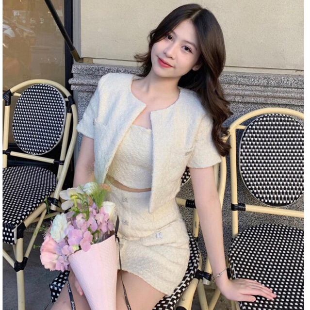 JENNYCLOSET | SET 3 MÓN : Áo khoác dạ tweed dáng crotop + Áo quây  + Chân váy chữ  A đính nơ đá tiểu thư