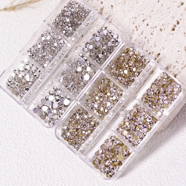 Một Hộp Hạt Đá 6 Ngăn Dùng Trang Trí Móng Tay N.P Nails