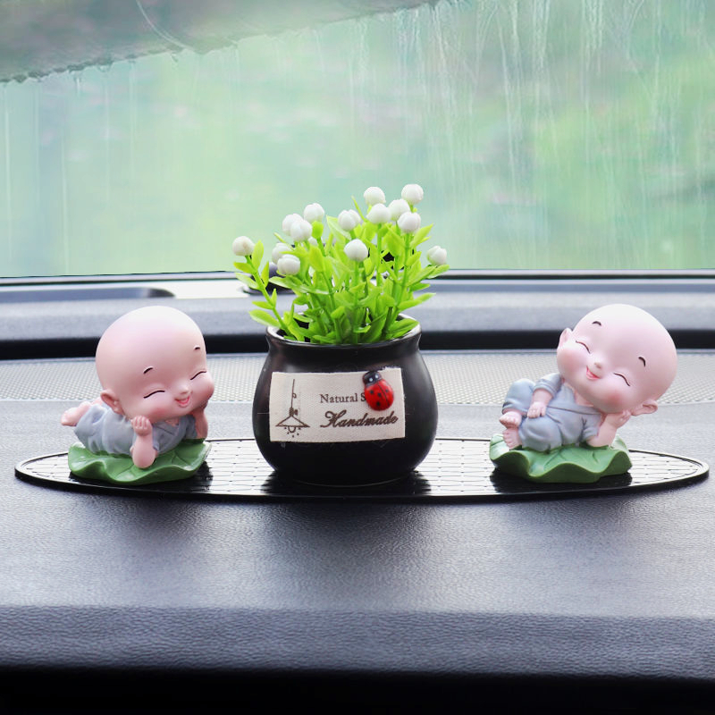 Tượng chú tiểu ngồi đài sen trang trí taplo ô tô,bàn làm việc may mắn bình an. Gốm cao cấp.