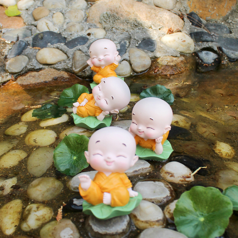 Tượng chú tiểu ngồi đài sen trang trí taplo ô tô,bàn làm việc may mắn bình an. Gốm cao cấp.