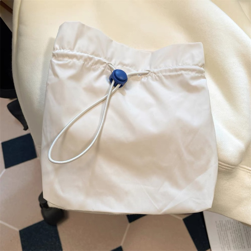 Áo hoodie có túi đựng