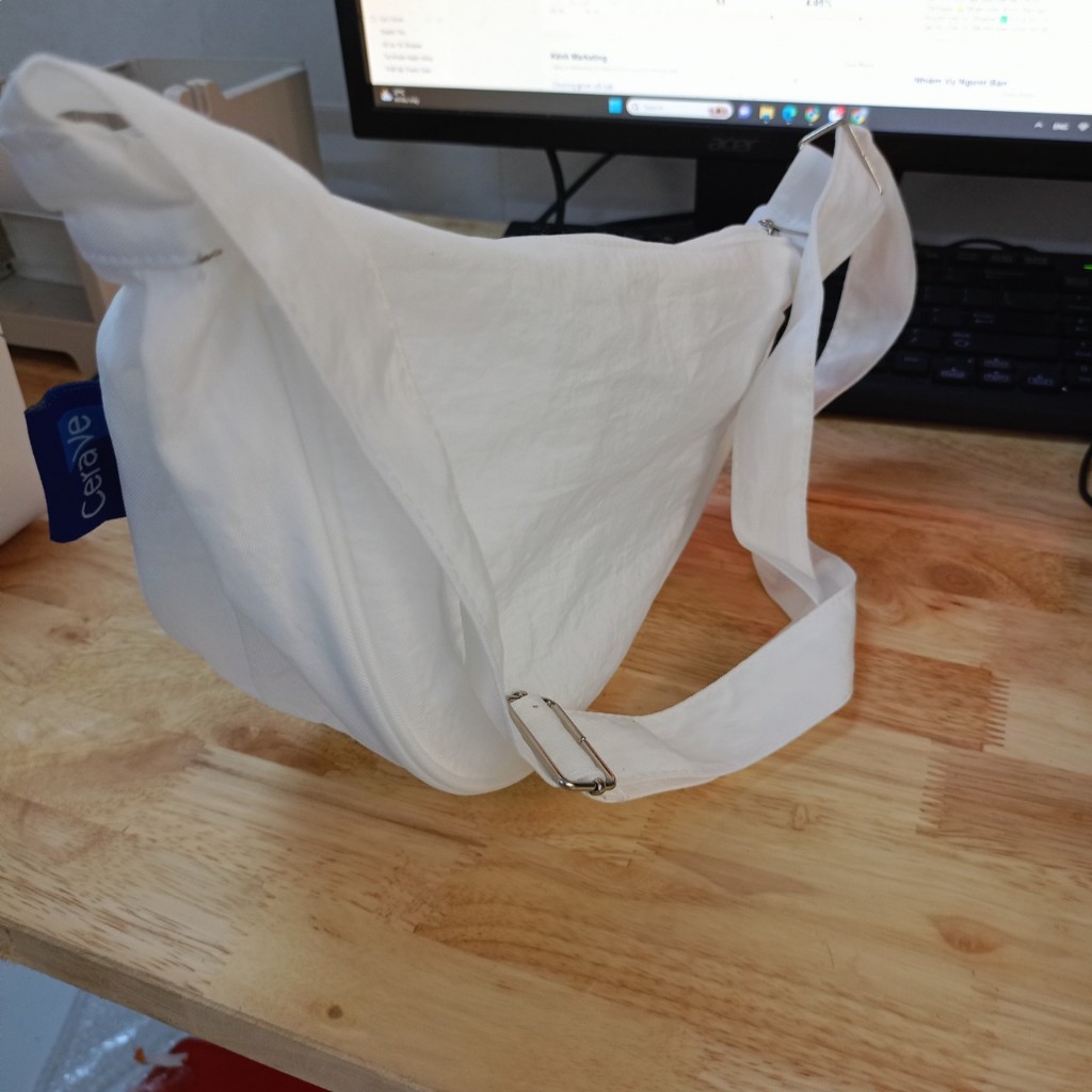 Túi đeo chéo hình bán nguyệt trắng