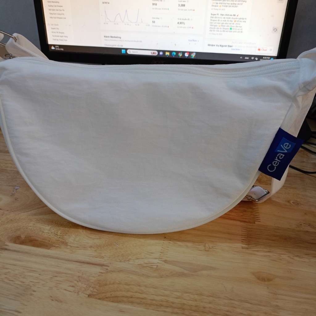 Túi đeo chéo hình bán nguyệt trắng