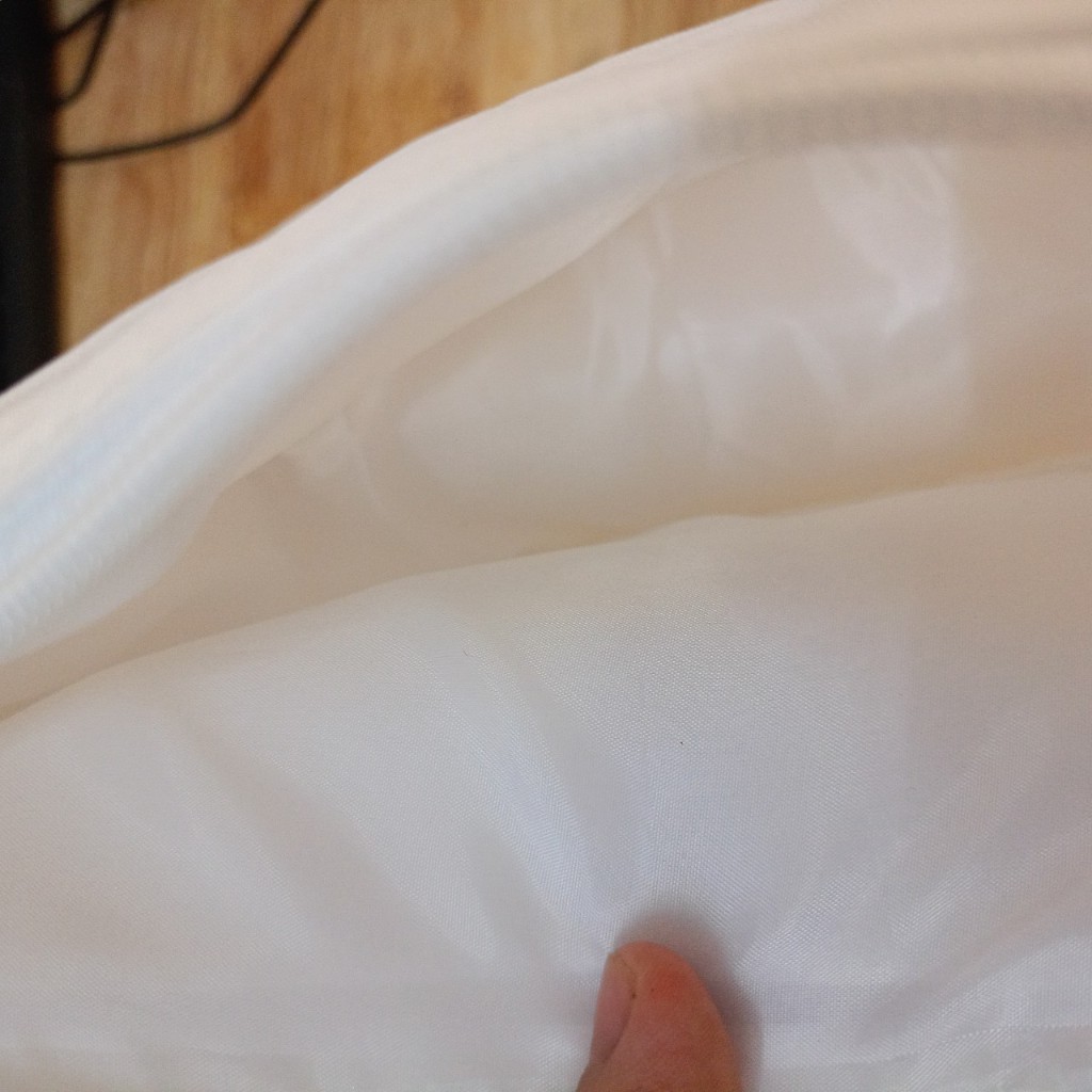 Túi đeo chéo hình bán nguyệt trắng