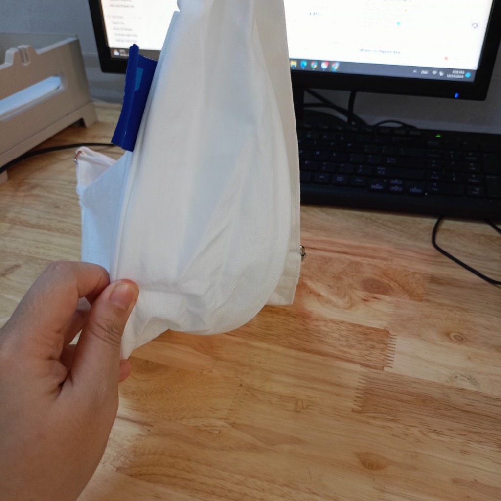 Túi đeo chéo hình bán nguyệt trắng