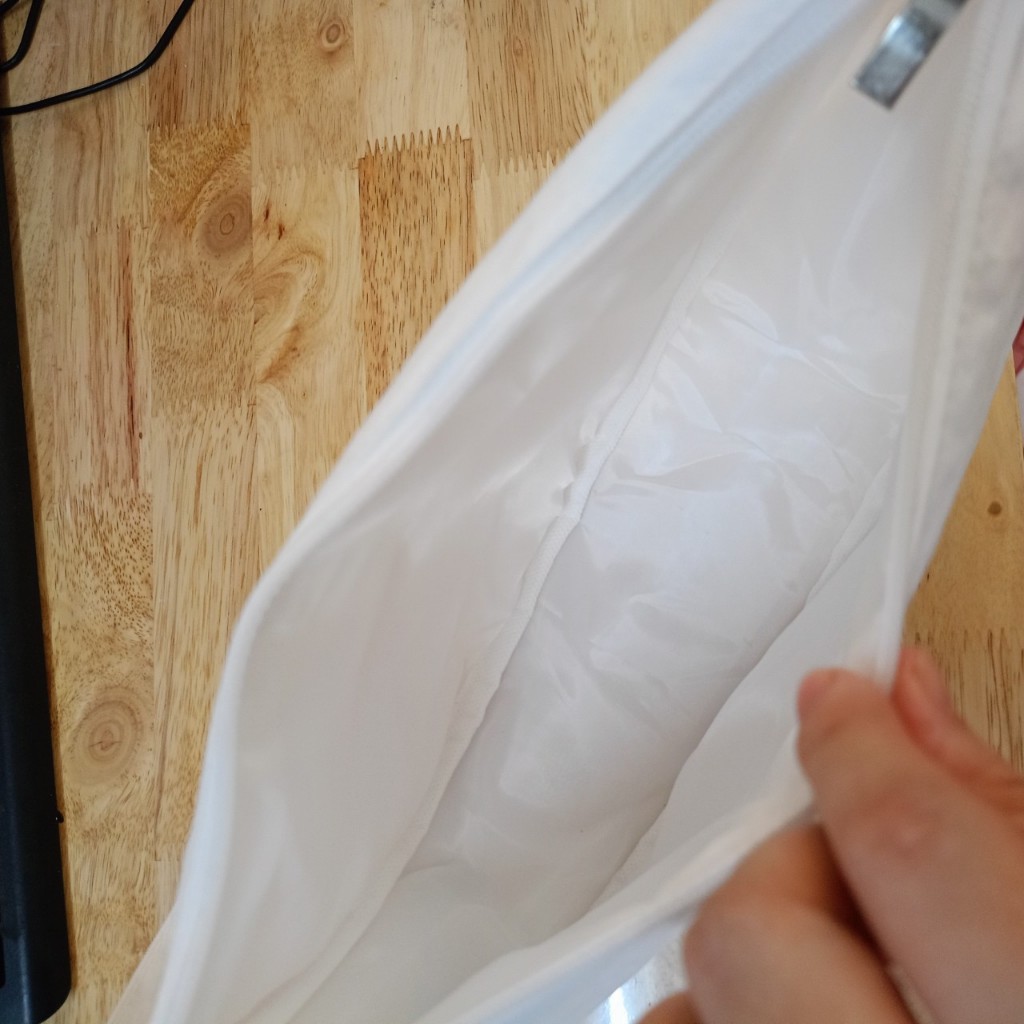 Túi đeo chéo hình bán nguyệt trắng