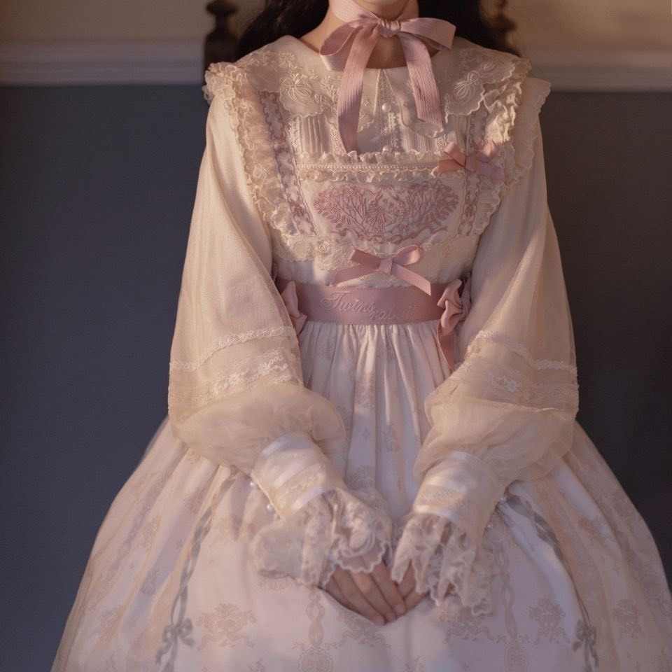 Áo blouse tơ phong cách tiểu thư phối váy lolita