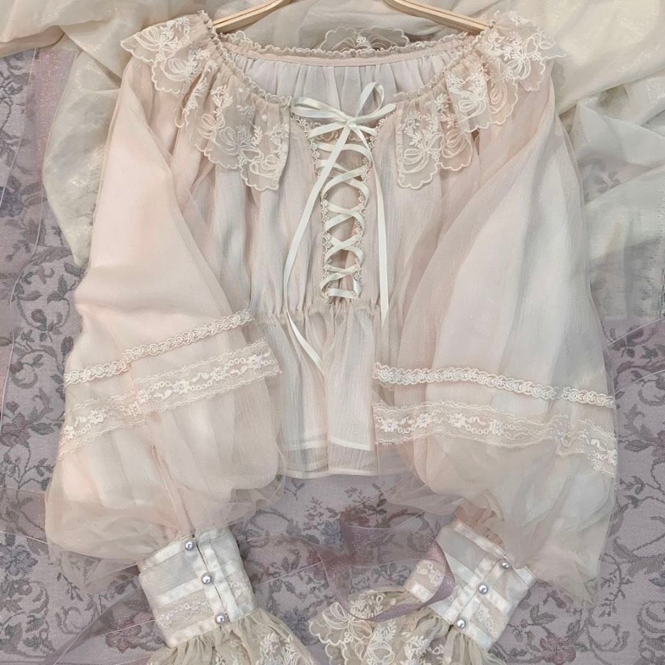 Áo blouse tơ phong cách tiểu thư phối váy lolita