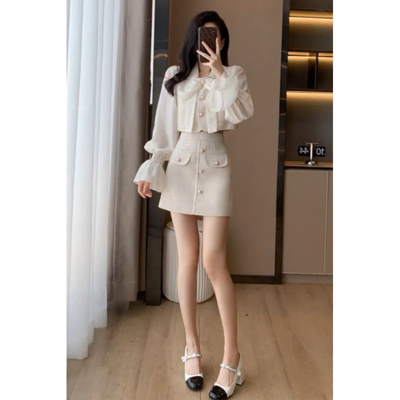 Set áo tay loe kèm chân váy đính nút năng động thanh lịch cho bạn gái