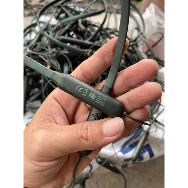 Combo 2 xác tai nghe bluetooth mozard Z702  tai nghe hư - lỗi