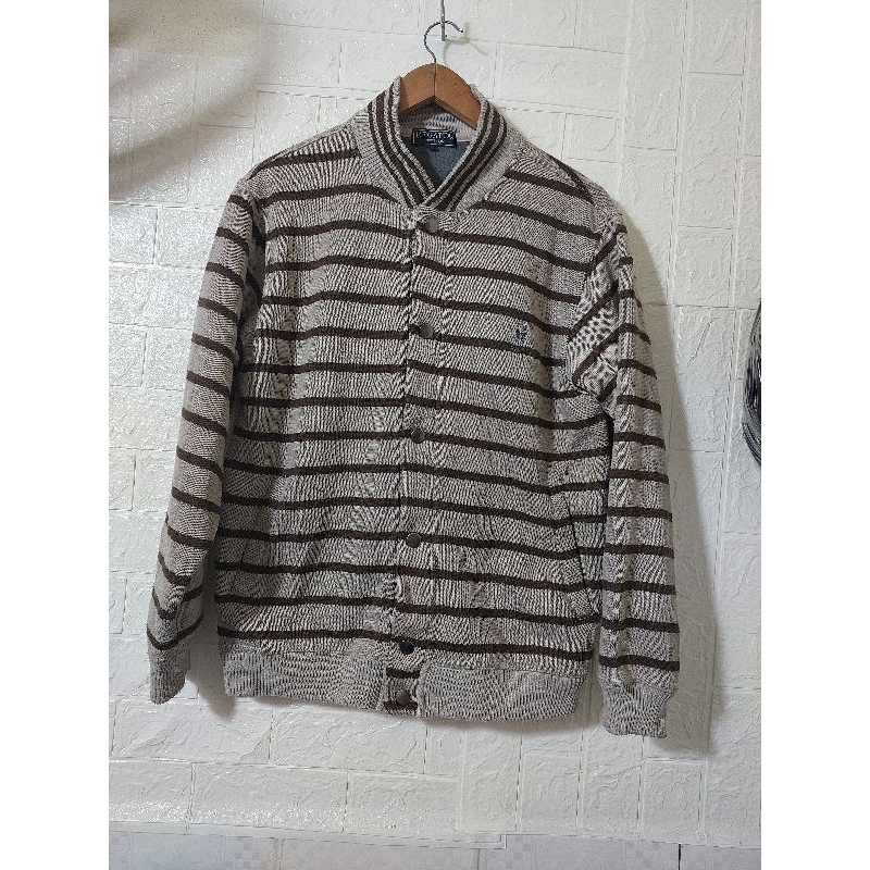 Áo khoác nam có cúc bấm size L.