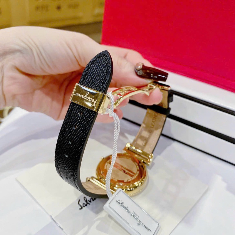 Đồng hồ nữ Salvatore Ferragamo dây da đen