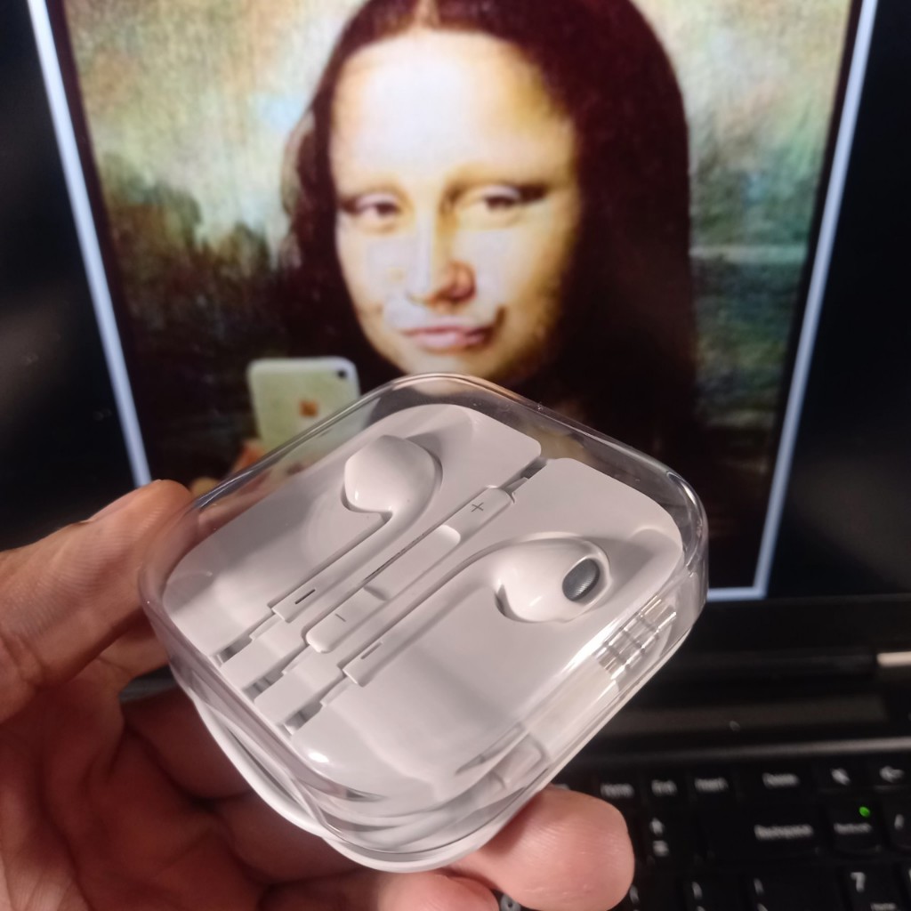 Tai nghe zin Focom táo chân tròn đen