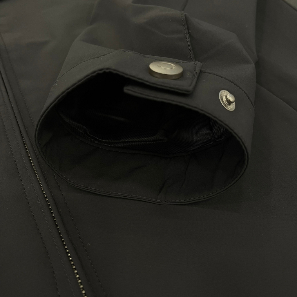 Áo khoác gió nam Owen JK231602 jacket nhẹ 2 lớp màu đen trơn vải polyester dáng regular fit cổ đứng tay gấu suông