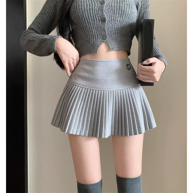 Chân váy xếp ly tennis dáng ngắn kèm cài chữ B có lót trong chất cao cấp qc