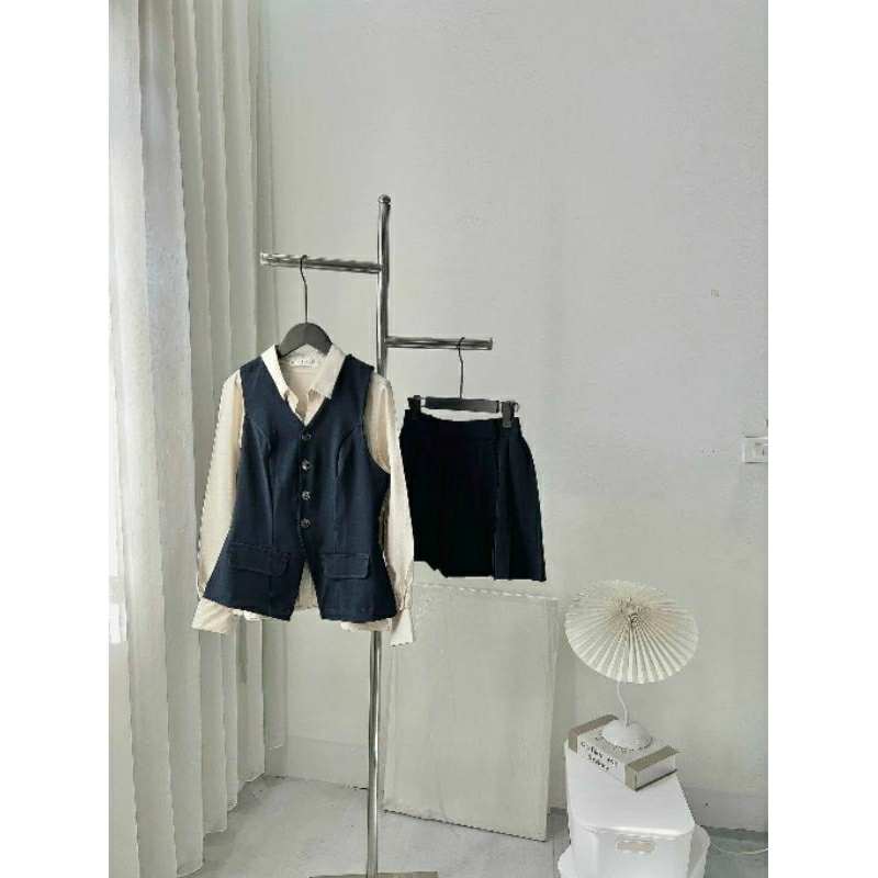 Set áo sơ mi kèm áo gile 2 lớp, chân váy xếp ly không nhăn.
