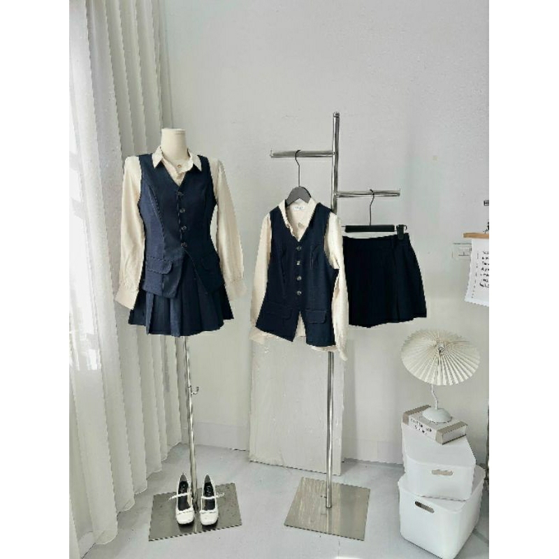 Set áo sơ mi kèm áo gile 2 lớp, chân váy xếp ly không nhăn.