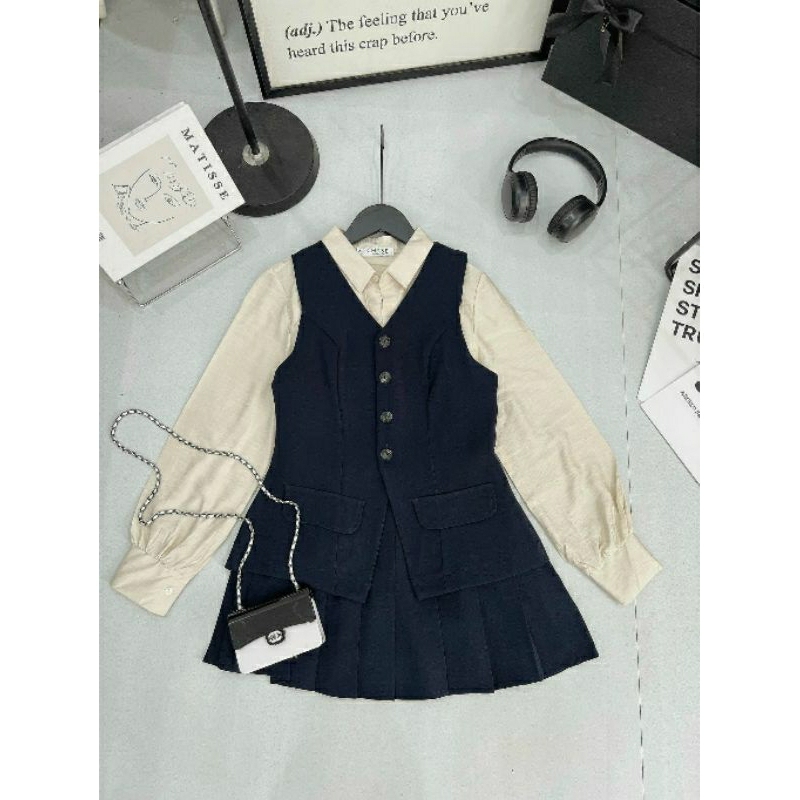 Set áo sơ mi kèm áo gile 2 lớp, chân váy xếp ly không nhăn.