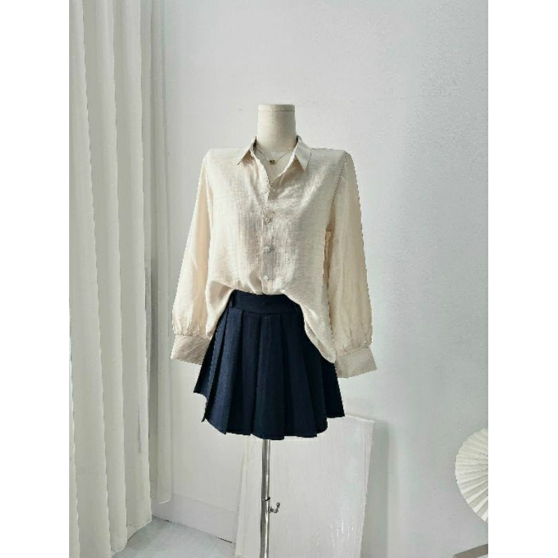 Set áo sơ mi kèm áo gile 2 lớp, chân váy xếp ly không nhăn.