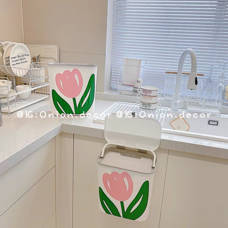 Thùng rác hoa tulips treo cánh cửa để bàn