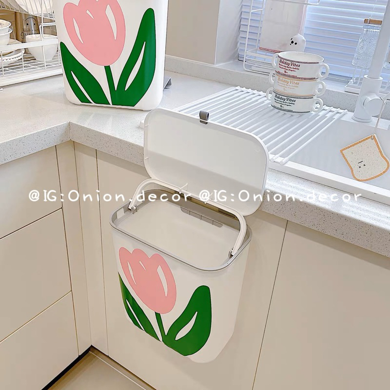 Thùng rác hoa tulips treo cánh cửa để bàn