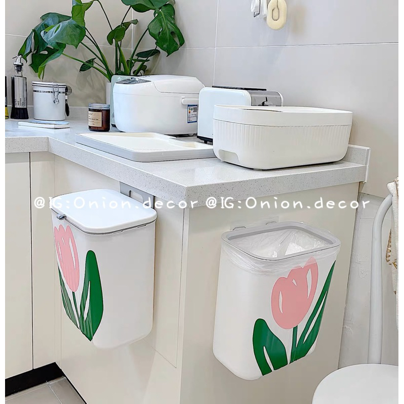 Thùng rác hoa tulips treo cánh cửa để bàn