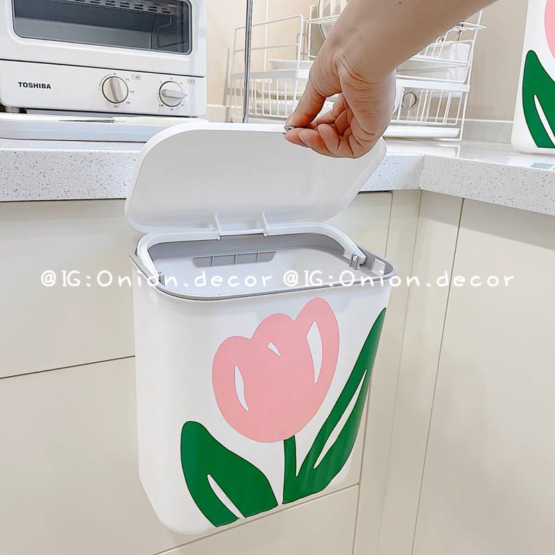 Thùng rác hoa tulips treo cánh cửa để bàn