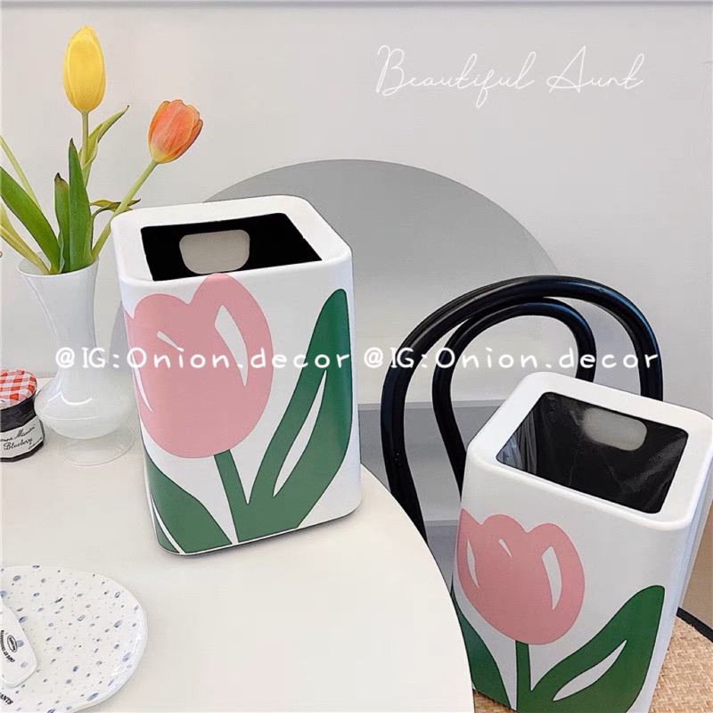 Thùng rác hoa tulips treo cánh cửa để bàn