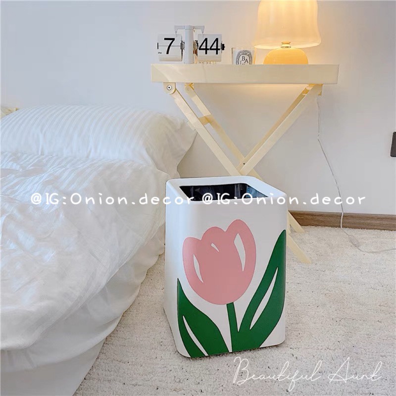 Thùng rác hoa tulips treo cánh cửa để bàn