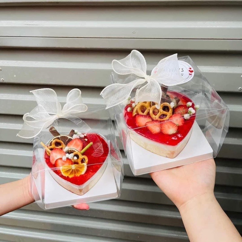 Hộp đựng bánh Mica tim có quai xách