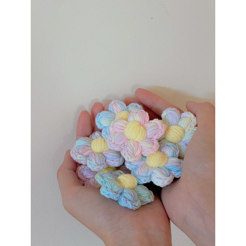 Pin cài hoa len màu pastel by Minet